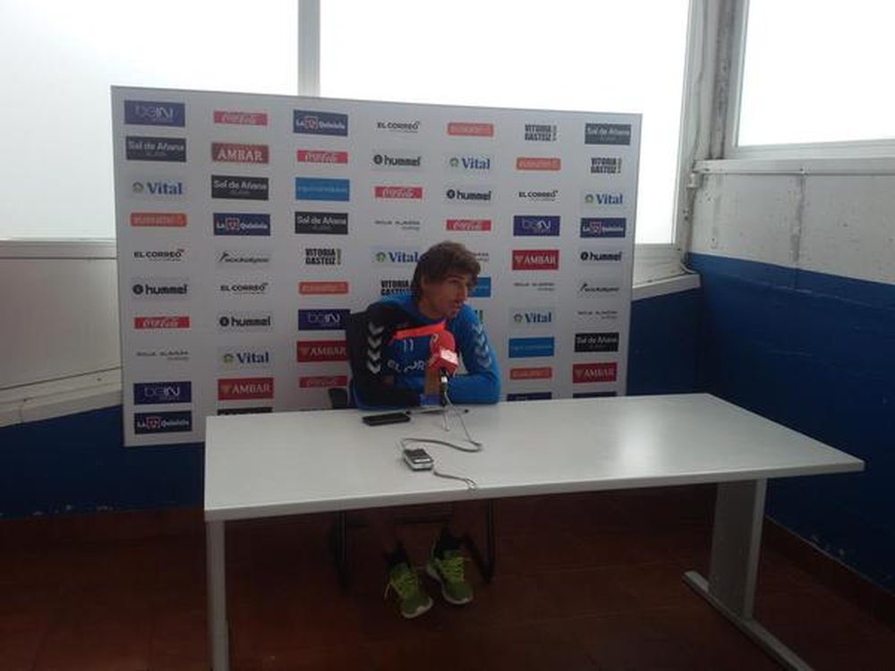 El jugador del Alavés Facundo Guichón atiende a los medios de comunicación. DeportivoAlavés