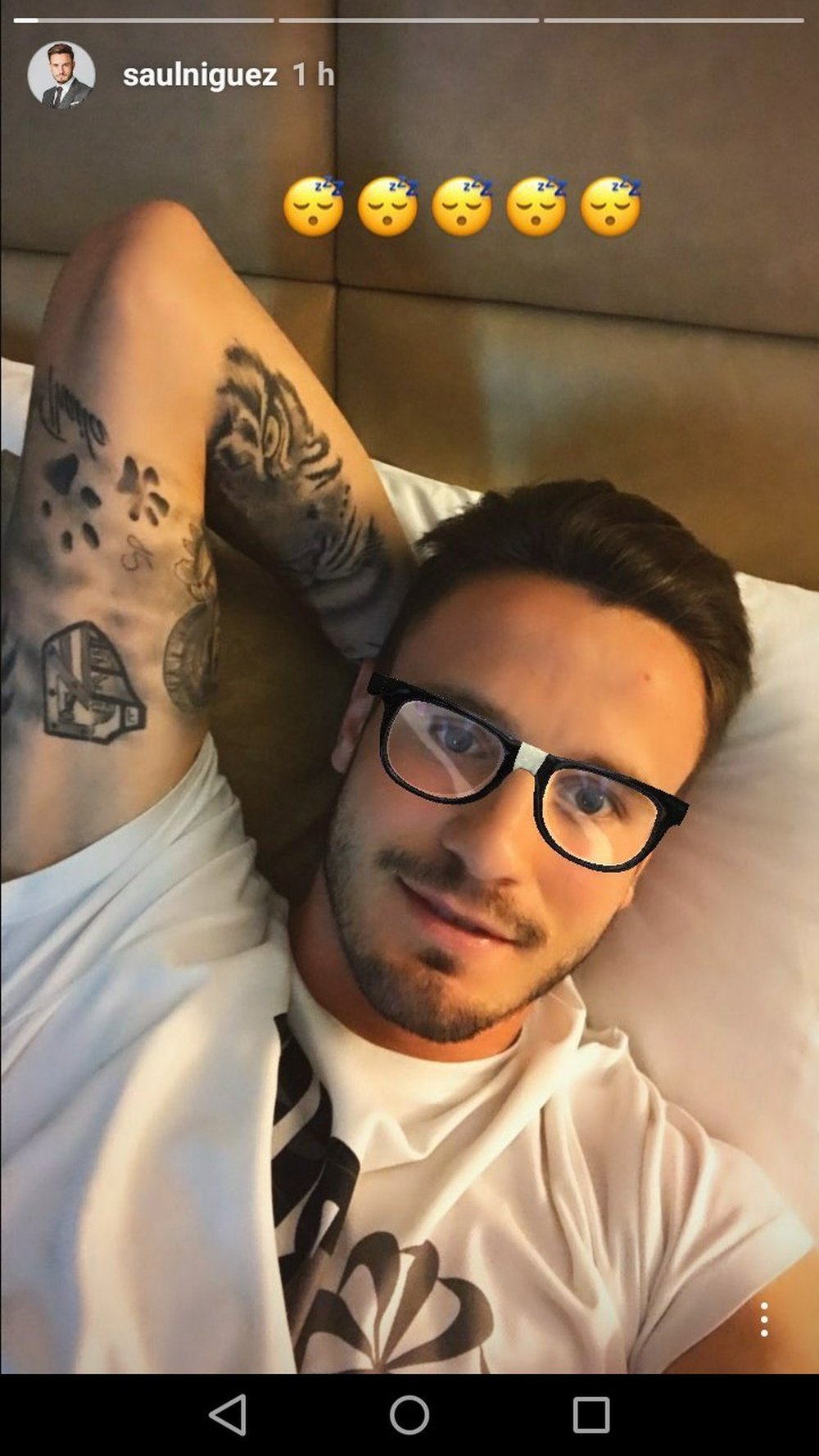 El jugador del Atlético Saúl, mostrando el tatuaje del escudo del Atlético. SaúlÑiguez