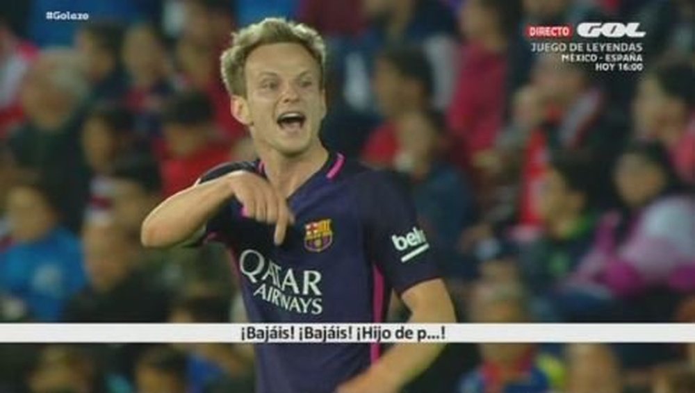 Le joueur de Barcelone Ivan Rakitic se dirige vers Andres Pereira. GOL