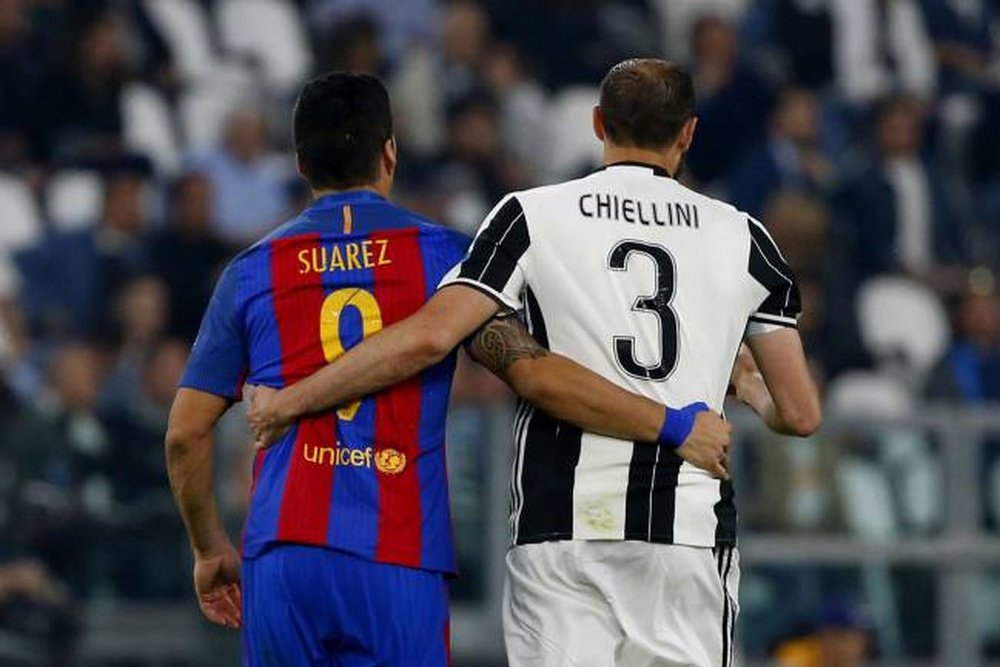 Suárez y Chiellini tuvieron un encontronazo en el Mundial. AFP