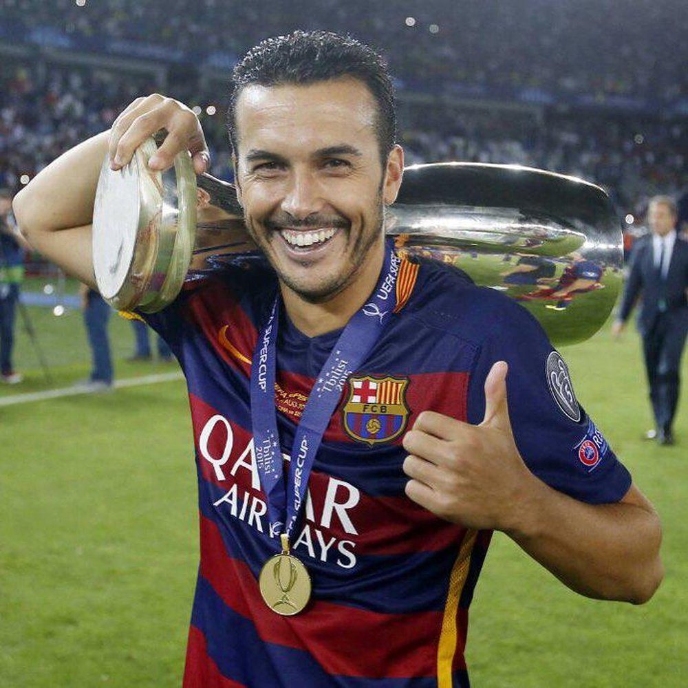 El jugador del Barcelona Pedro con la Supercopa de Europa. PedroRodríguez