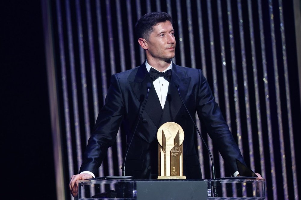 Lewandowski se lleva el trofeo Müller. EFE