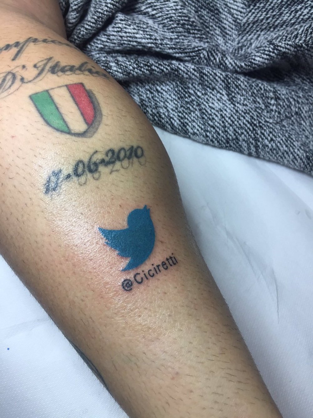 Cicretti se tatuó el logo de la red social Twitter. AmatoCiciretti