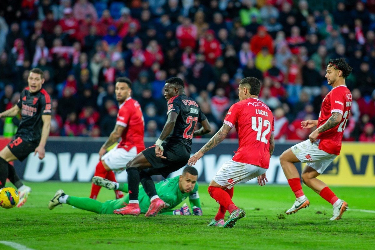 El triunfo del Sporting de Braga le da la oportunidad de asaltar la tercera plaza de la Liga Portuguesa que hasta ahora era del Oporto, que tratará de volver a alcanzarla en su duelo frente a Vitória.