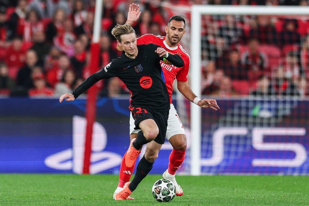 Pavlidis de Benfica (d) poursuit Frenkie de Jong. EFE/EPA/MIGUEL A. LOPES