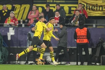 El Borussia Dortmund consiguió meter la cabeza en los cuartos de final de la Champions tras ganar al PSV por 2-0. Jadon Sancho, al que su vuelta a casa le ha sentado de perlas, abrió el marcador y Marco Reus, que entró en su lugar tras lesionarse, remató la faena para los 'negriamarillos'.