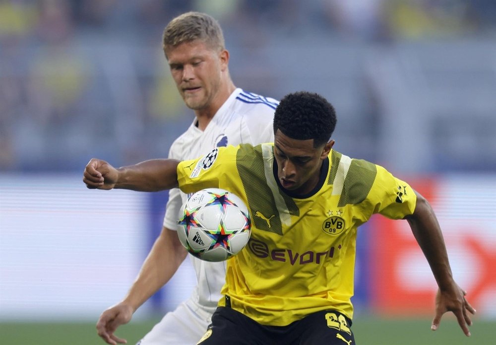 Dortmund faz a sua parte diante da 'Muralha Amarela'. AFP
