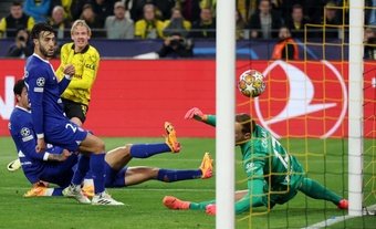 El Borussia Dortmund firmó la sorpresa en los cuartos de final de la Champions al eliminar al Atlético de Madrid (4-2), en un partido marcado por el intercambio de golpes entre ambos conjuntos. Sabitzer, en 3 minutos soberbios del segundo acto, se encargó de hurgar en la herida 'colchonera' con una asistencia y un golazo. Los alemanes se verán las caras en la antesala a la final con el PSG.