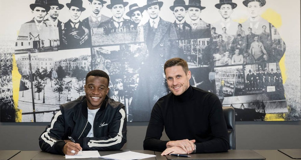 Moukoko stays at Dortmund. bvb