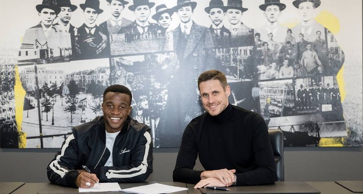 Moukoko signs contract extension with Dortmund