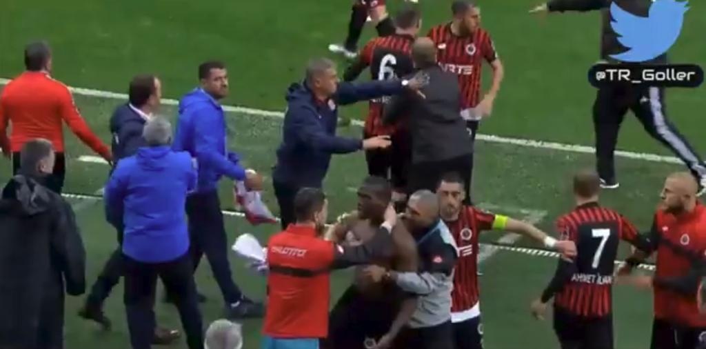 Florentin Pogba  El-jugador-del-genclerbirligi-florentin-pogba-es-sujetado-en-mitad-de-una-pelea-con-uno-de-sus-companeros--durante-un-partido-de-la-liga-turca--twitter-trgoller