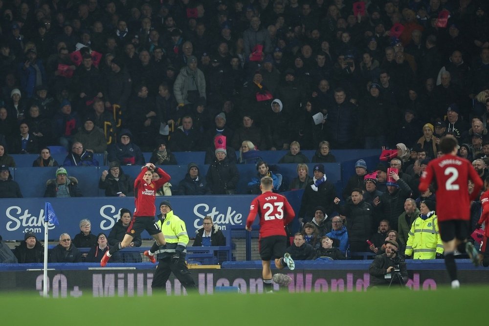 Garnacho (L) scored a stunning overhead kick in Man United's victory at Everton. EFE