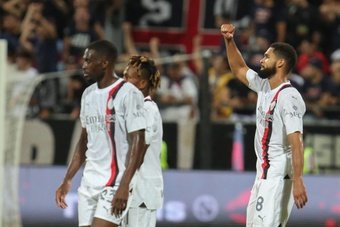 Il Milan espugna l'Unipol Domus e continua la sua corsa. La squadra rossonera stende i sardi in rimonta con i gol di Okafor, Tomori e Loftus-Cheek.