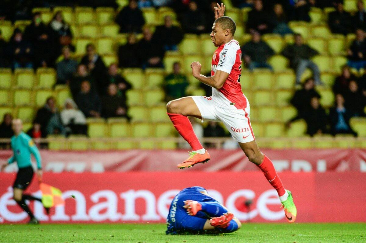 Mbappé lidera la goleada del Mónaco para reforzar su primer puesto