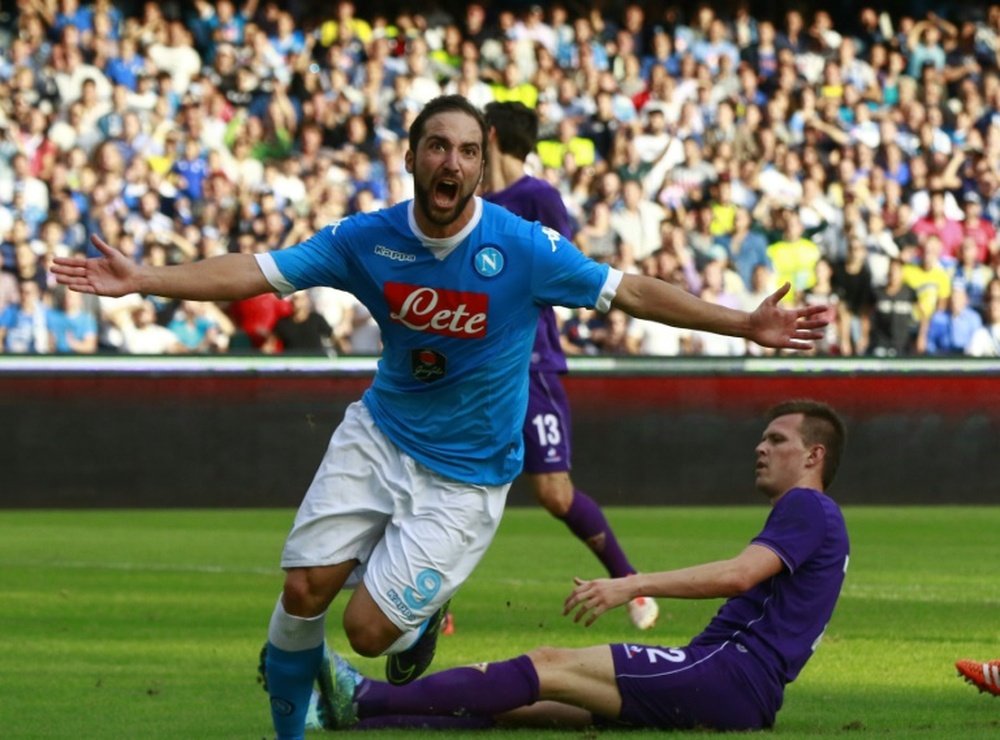 El jugador del Nápoles Gonzalo Higuaín celebra un tanto marcado a la Fiorentina. AFP