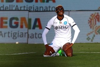 Victor Osimhen voltou a deixar a sua marca, mas o restante da equipe não acompanha o ritmo do nigeriano. E o que parecia uma vitória fora de casa, terminou em um empate por 1 a 1 contra o Cagliari.