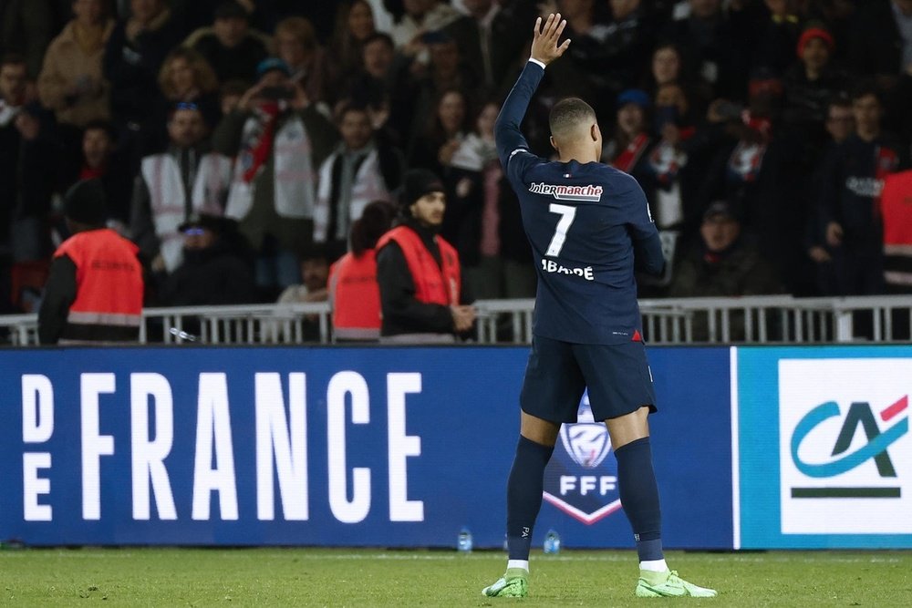 Mbappé celebra o 1 a 0 durante partida pala Copa da França. EFE/EPA/Mohammed Badra