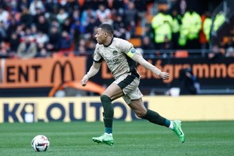Mbappé na disputa contra o FC Lorient. EFE/EPA/MOHAMMED BADRA
