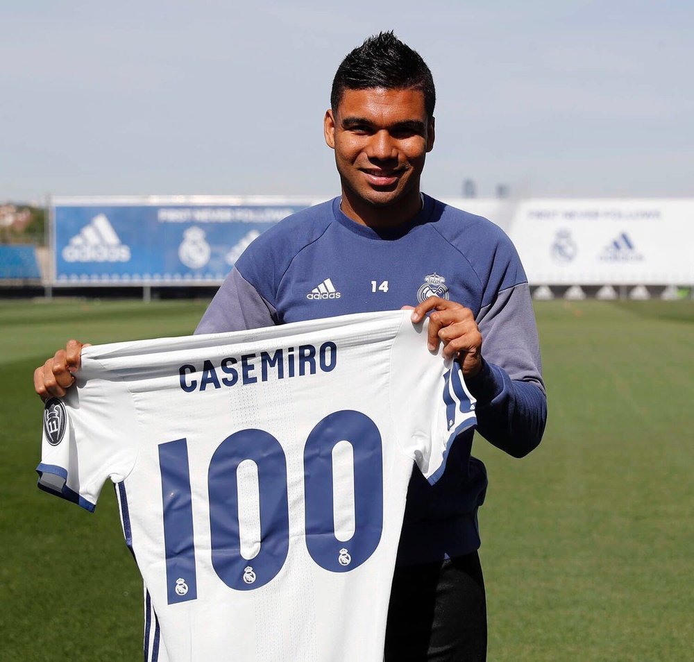 Casemiro celebra sus 100 partidos con el equipo. Casemiro