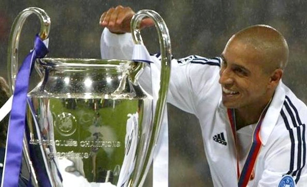 El jugador del Real Madrid Roberto Carlos, con la Champions. Twitter
