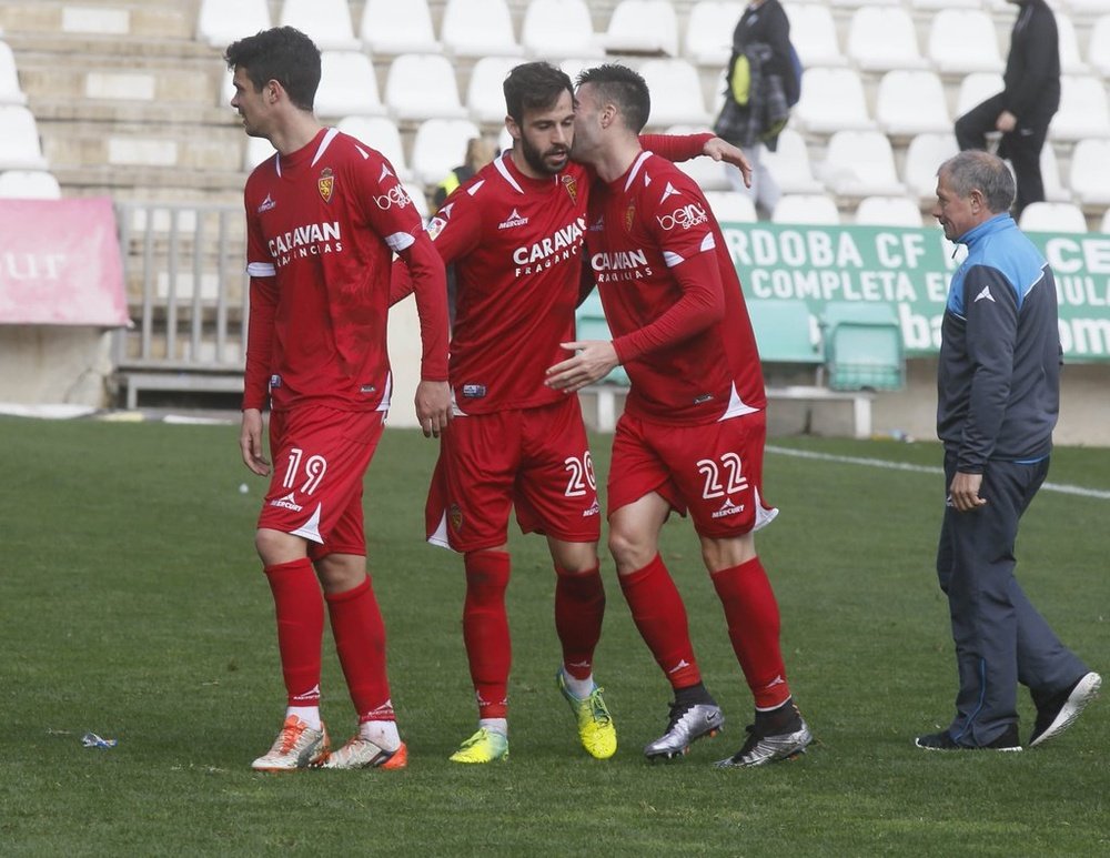 El jugador del Real Zaragoza Alberto Guitián (c) es felicitado por sus compañeros tras marcar un gol. Twitter