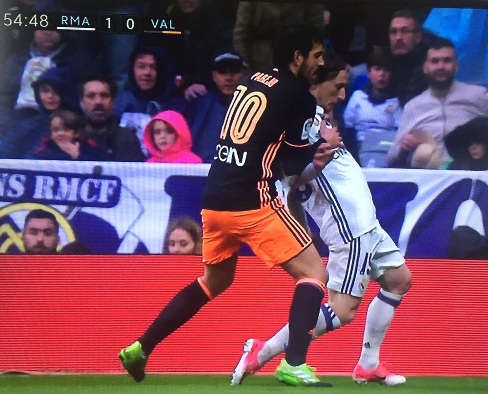 El jugador del Valencia Parejo agarra al jugador del Real Madrid Modric en el Bernabéu. Twitter