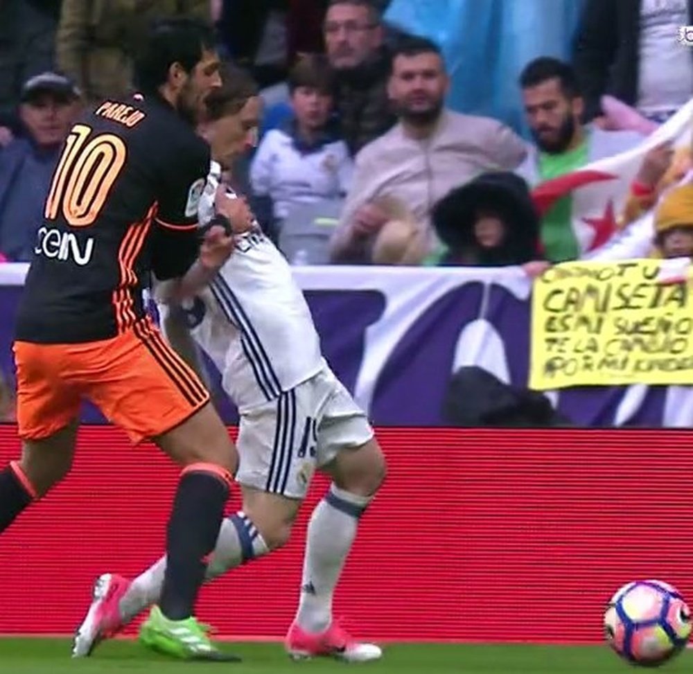 O jogador do Valencia Parejo agarra o jogador do Real Madrid Modric no Santiago Bernabéu. Twitter