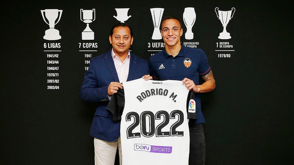 Rodrigo renueva con el Valencia hasta el año 2022. ValenciaCF