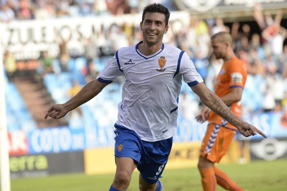 El jugador del Zaragoza Leandro Cabrera celebra un tanto con su equipo. RealZaragoza