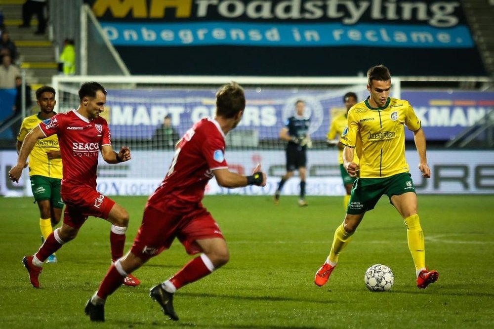 Carbonell espera contar con minutos en el Valencia. Twitter/FortunaSittard