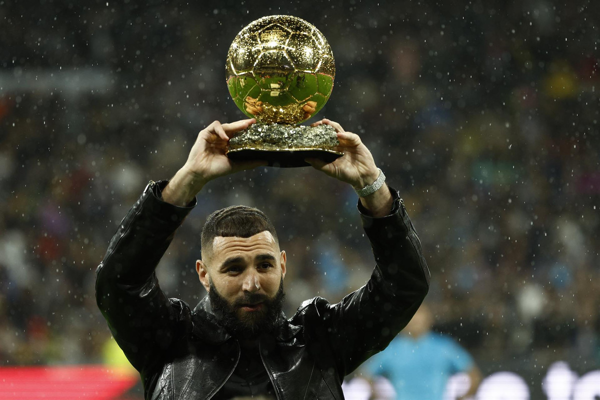 The Bernabeu decked out in gold in tribute to Karim Benzema