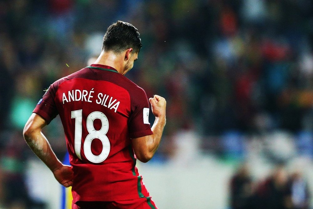 Le joueur portugais André Silva, pendant un match avec la sélection du Portugal. Invictos