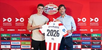Guus Til signe au PSV .AFP