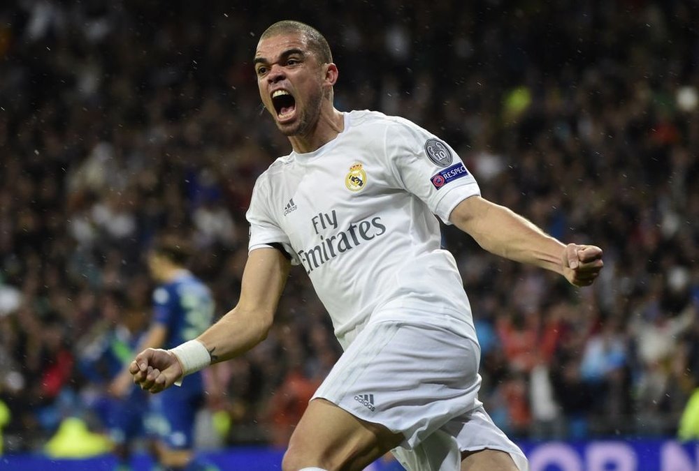 El Real Madrid no sabe si renovará a Pepe, ya que confían en varios jugadores jóvenes. AFP