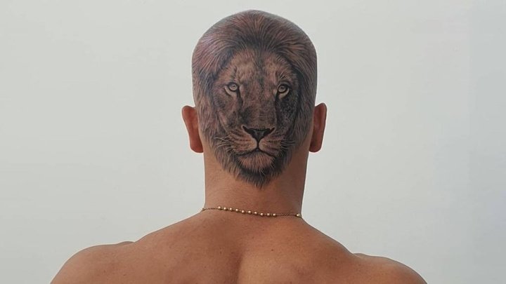 ¡Se tatuó un león en toda la cabeza!