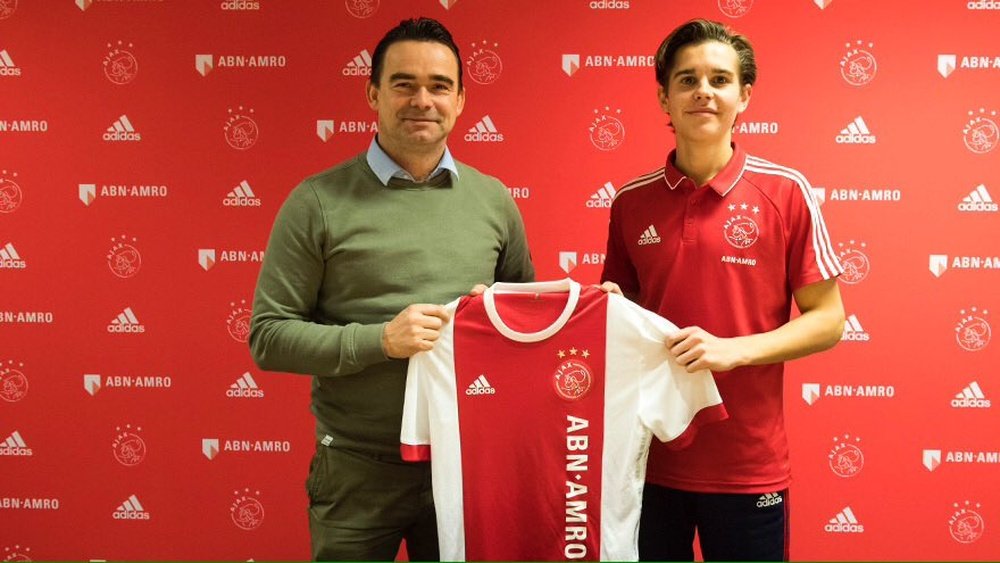 Jensen prolongó su contrato con el club holandés. Twitter/AFCAjax