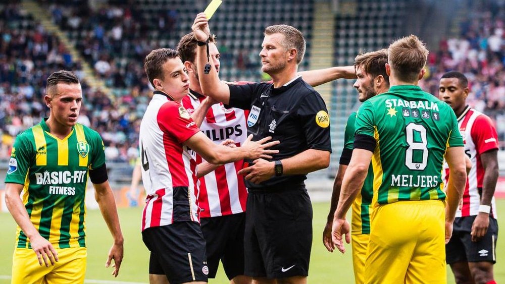 El lateral colombiano del PSV, Santiago Arias, recibe una tarjeta amarilla en el partido que le enfrentó al ADO Den Haag. Twitter