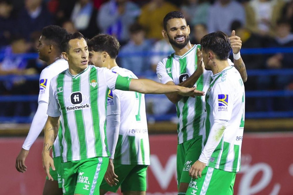 El lateral del Real Betis Andrés Guardado (i) celebra junto a sus compañeros un gol durante el encuentro de la Copa del Rey ante el CD Hernán Cortés. EFE
