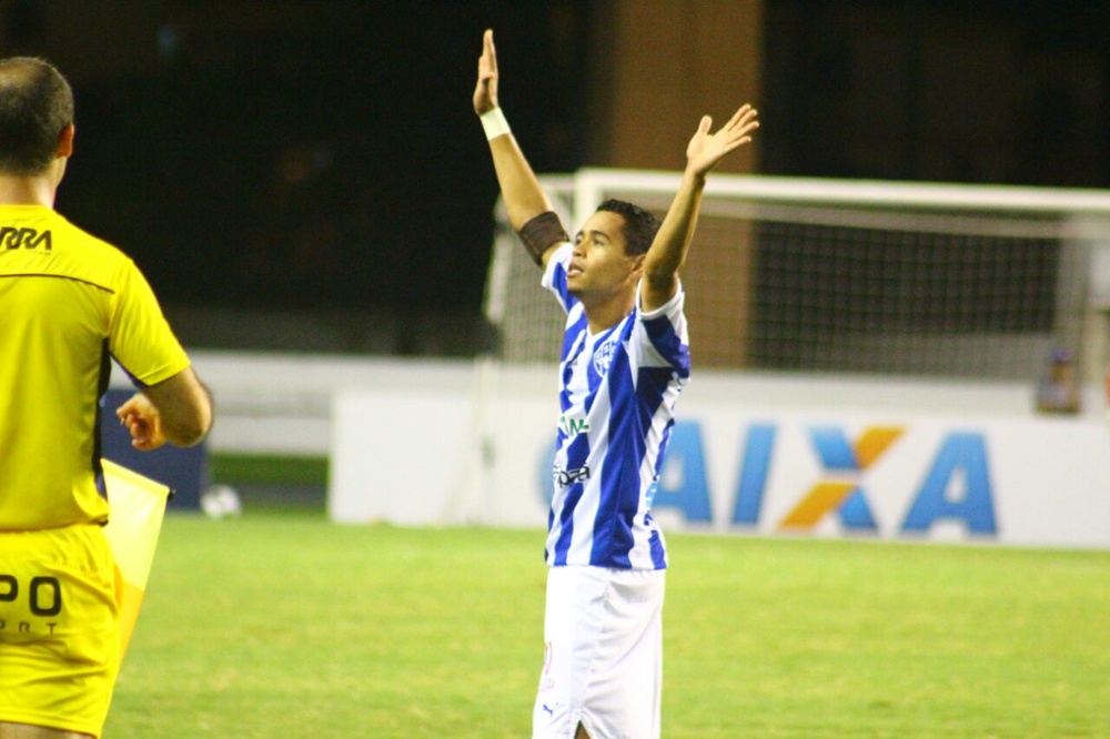 El lateral derecho brasileño, Yago Pikachu, se despide de la afición en su último encuentro con el Paysandú SC. Paysandu