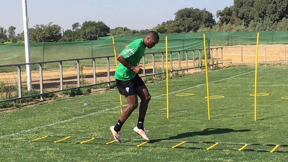 El lateral francomarroquí Zakarya Bergdich, último fichaje del Córdoba, durante un entrenamiento. CórdobaSAD