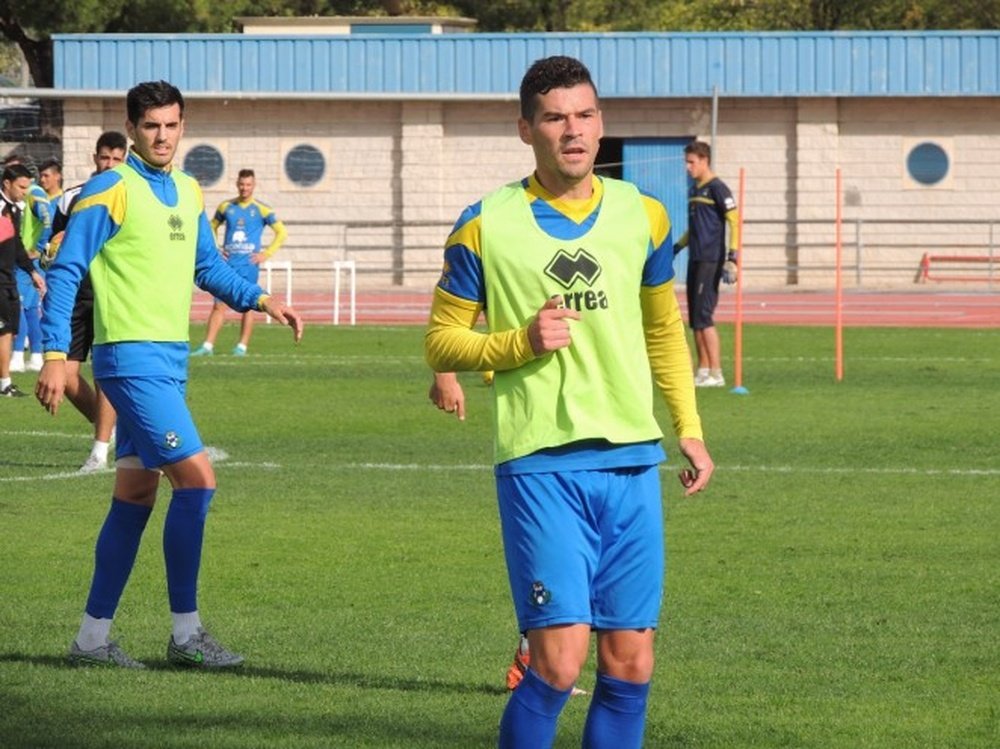El lateral izquierdo rumano del Alcorcón, Razvan Ochirosii, en un entrenamiento. ADAlcorcon