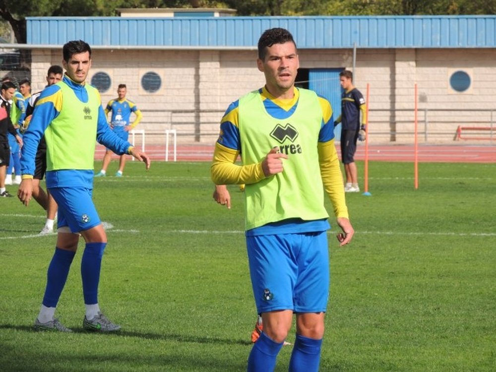 Razvan se quedó en la grada tras ser expulsado y se perderá dos partidos por ello. ADAlcorcon