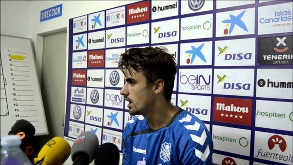 El lateral izquierdo vasco del CD Tenerife, Jon Aurtenetxe, durante una rueda de prensa. RTnVizcaya