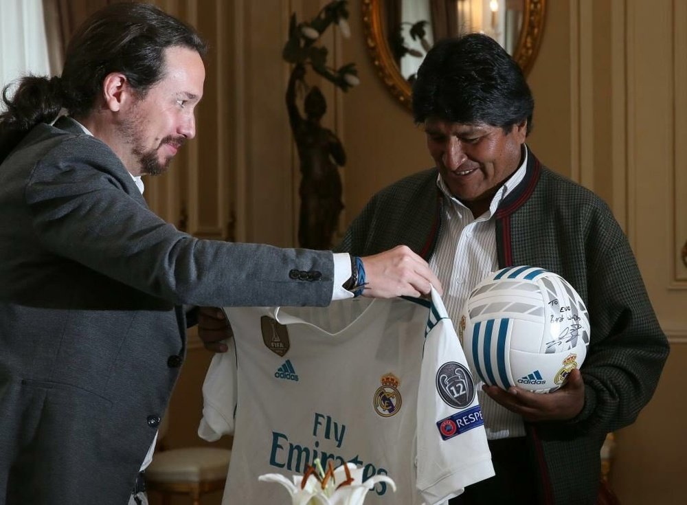 El gesto también incluyó un balón firmado por Gareth Bale. Twitter/Pablo_Iglesias_