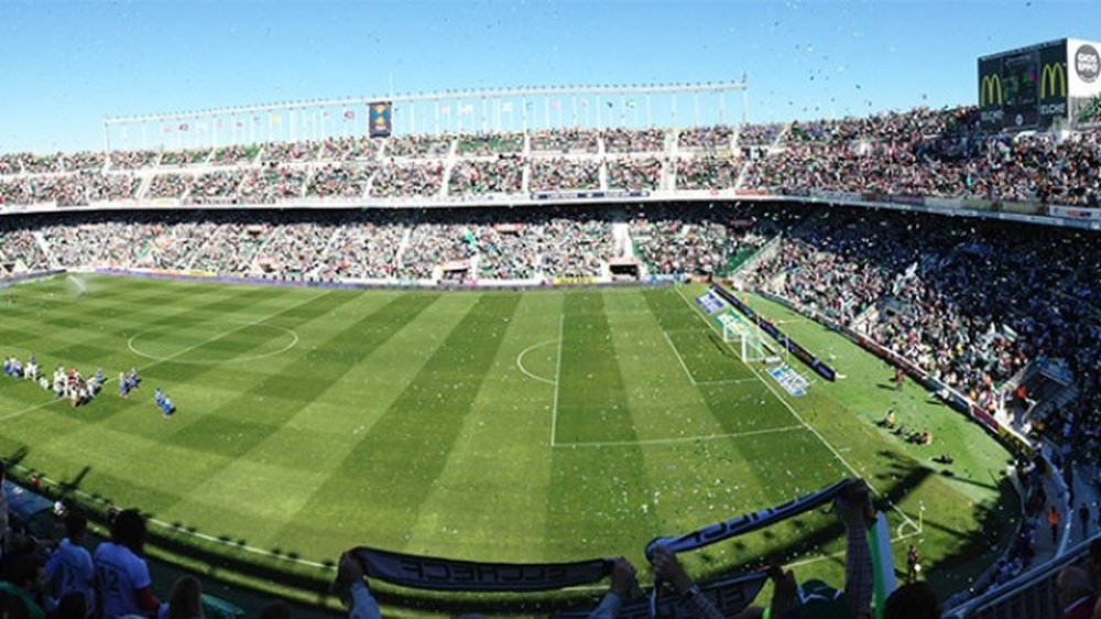 El club arropó al sudamericano en su homenaje. ElcheCF