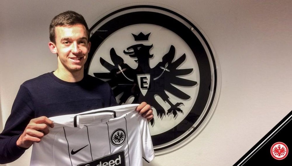 Cavar aterriza en la Bundesliga con un contrato hasta 2021. Twitter/EintrachtFrankfurt