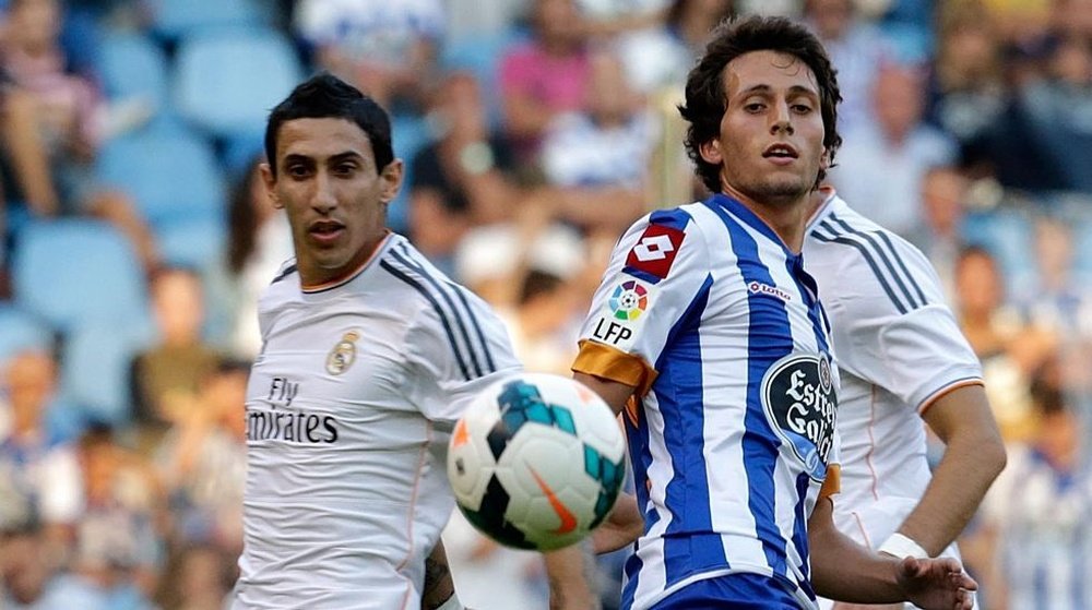 El mediocentro Uxío Marcos, en un encuentro con el Deportivo, disputa un balón con Di María, del Real Madrid. LaVozDeGalicia