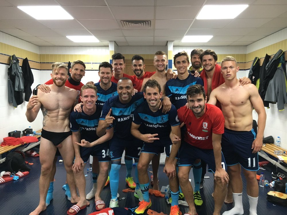 El Middlesbrough celebra el triunfo con una foto en grupo dentro del vestuario. Twitter