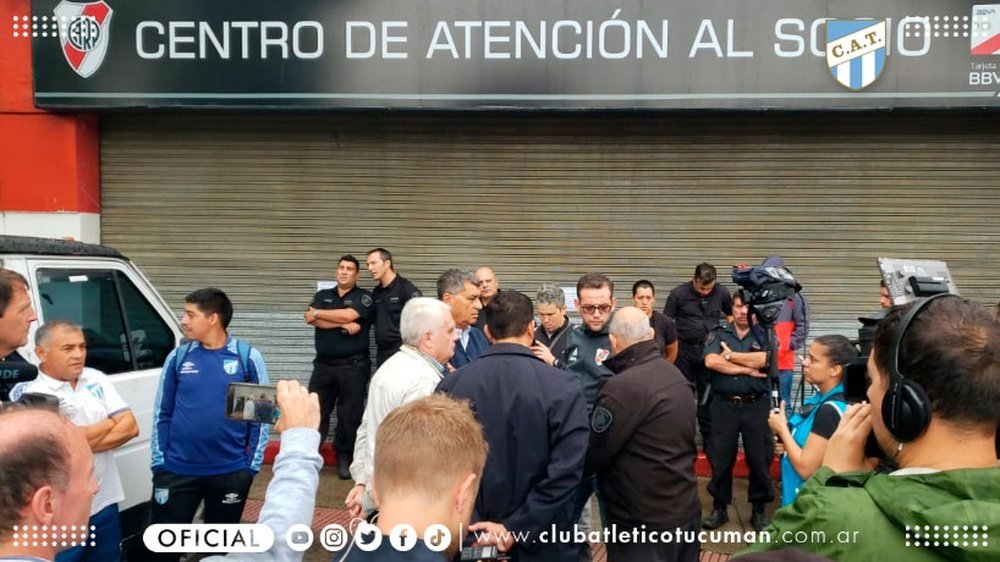 Atlético Tucumán llegó al Monumental... ¡y estaba cerrado! Twitter/ATOficial