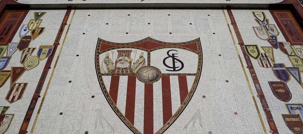 El mural de la entrada al Estadio Ramón Sánchez Pizjuán, casa del Sevilla. Twitter